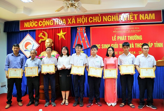 Tuyên dương 400 học sinh và 174 giáo viên đạt thành tích