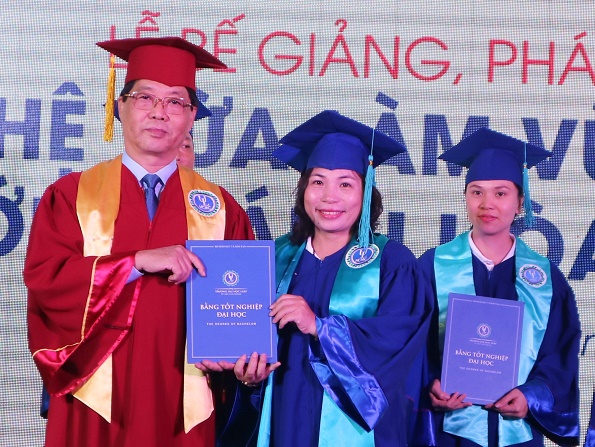  Trao bằng tốt nghiệp cho 62 cử nhân Luật