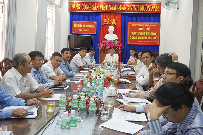 Thuyết trình trực tuyến chủ đề Xây dựng bộ máy công quyền ưu tú