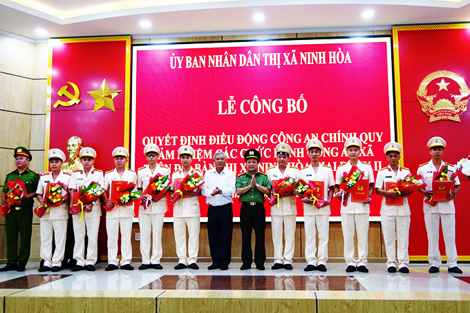Công bố quyết định điều động công an chính quy về xã giai đoạn II