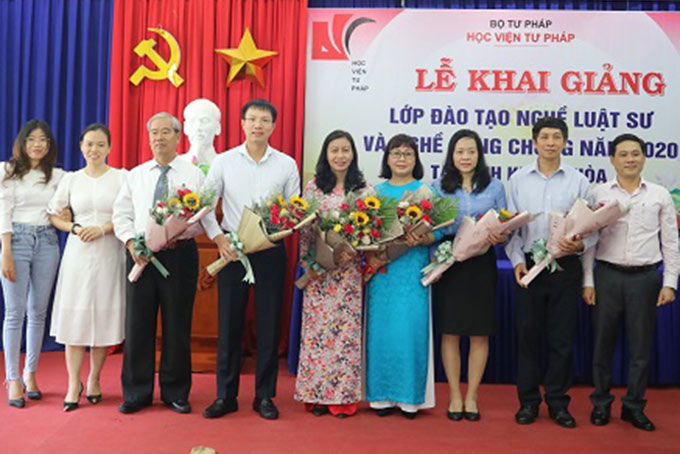 Khai giảng lớp đào tạo nghề luật sư và công chứng