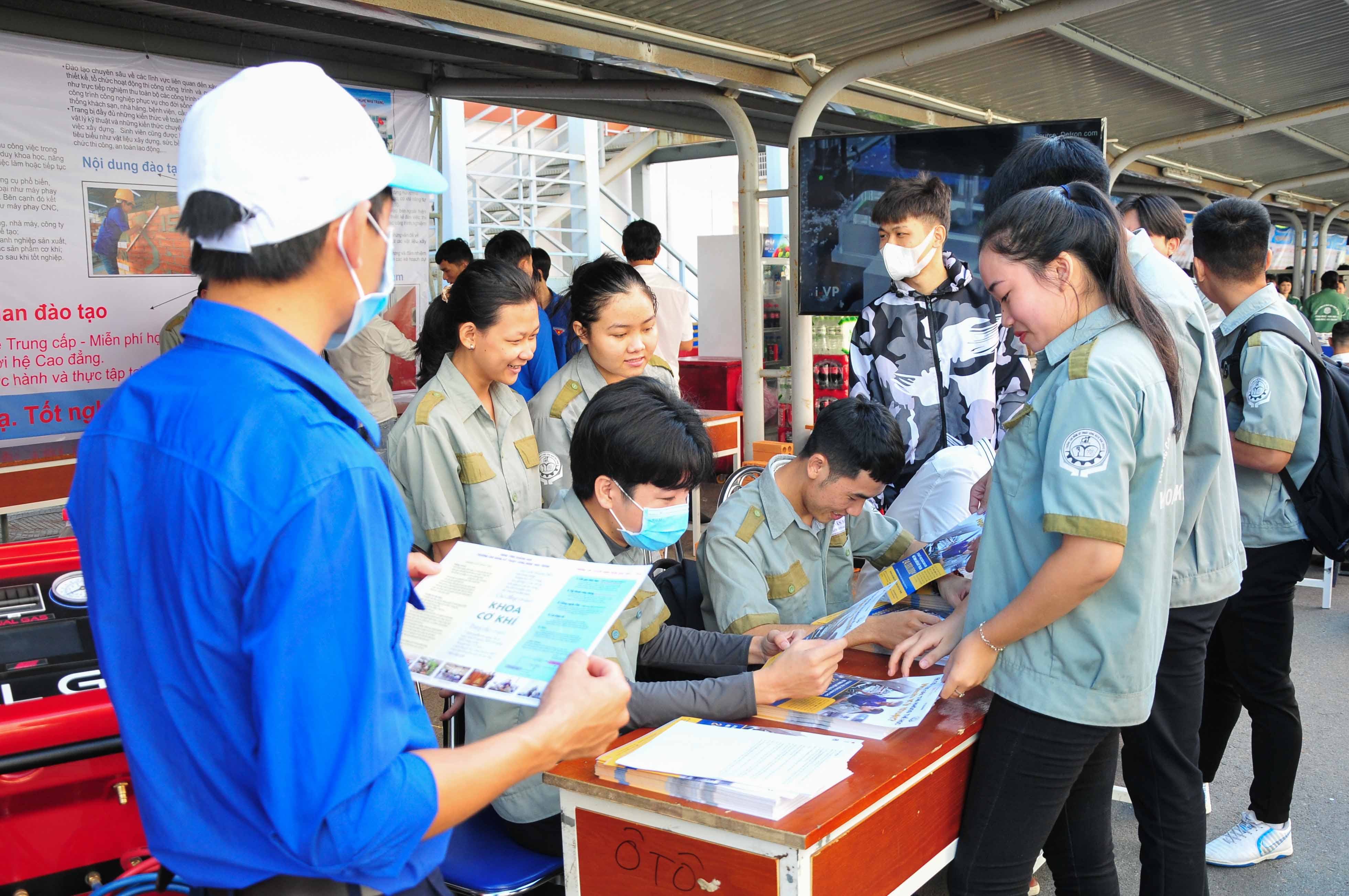 Trường Cao đẳng Kỹ thuật Công nghệ Nha Trang Tổ chức ngày hội tư vấn tuyển sinh, hướng nghiệp