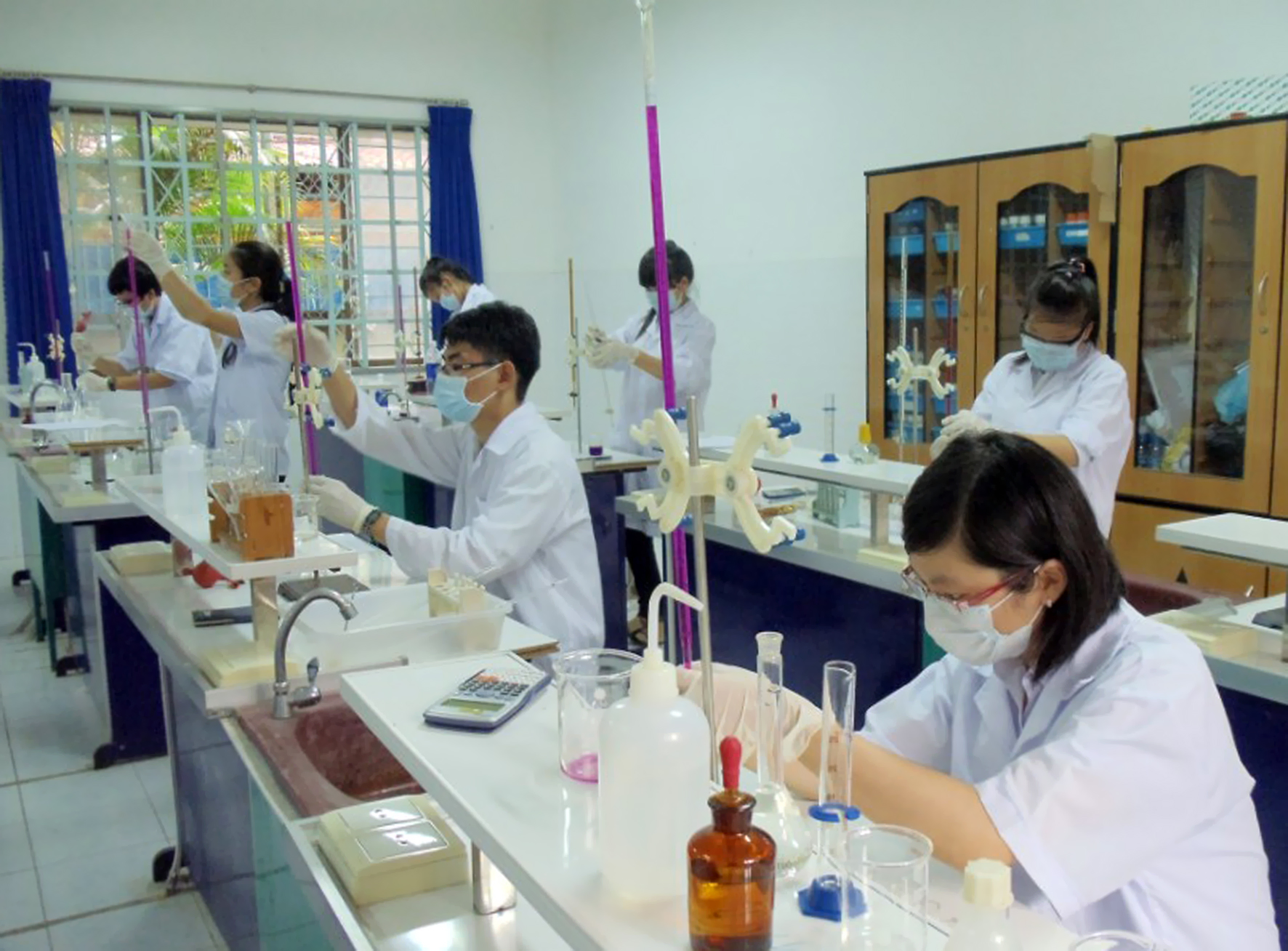 Hướng dẫn xếp lương viên chức thiết bị, thí nghiệm trong trường trung học